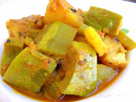Chichinge Aloor Dalna( Snake Gourd Potato curry)